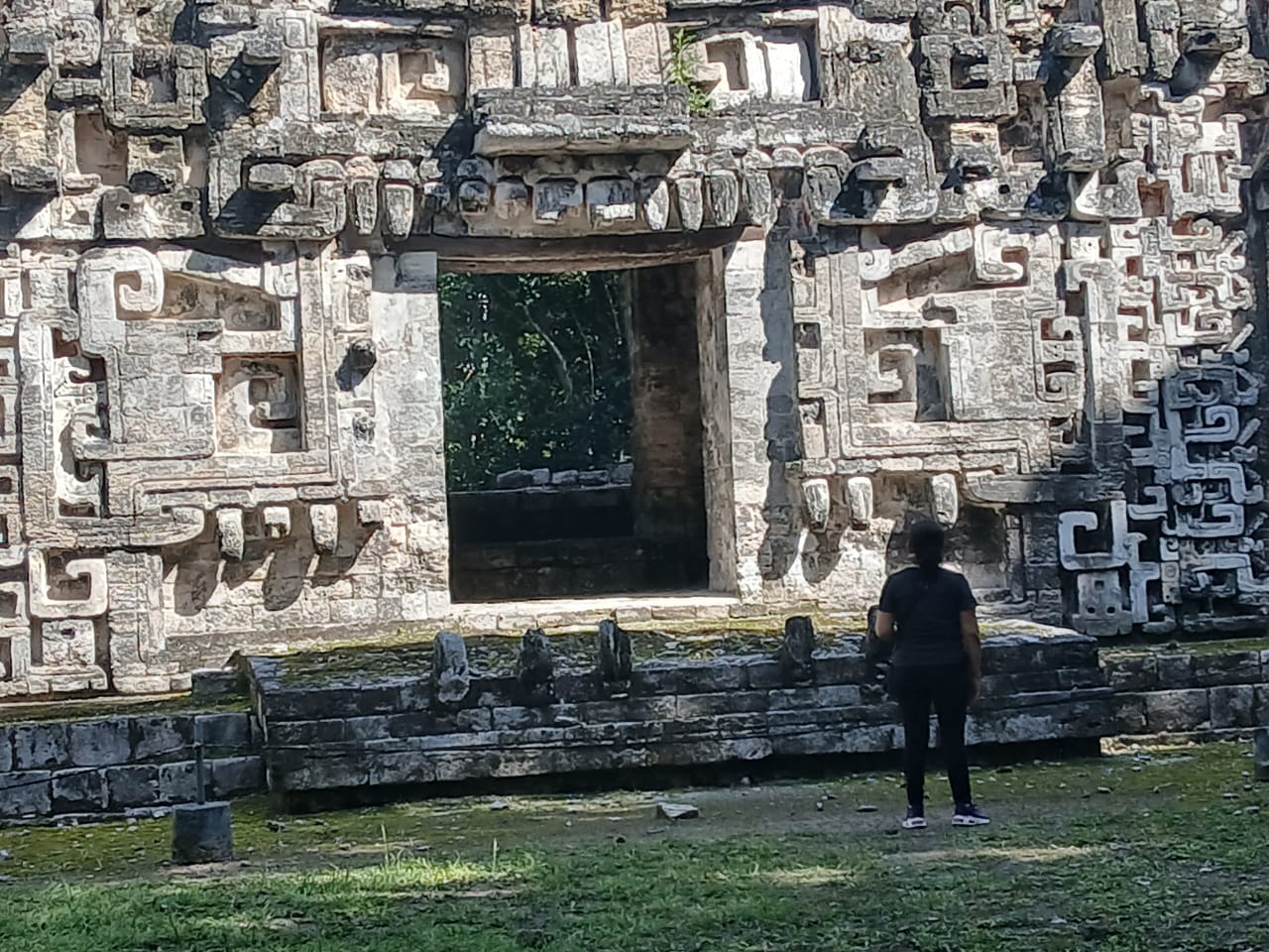 Guía turístico en zona arqueológica